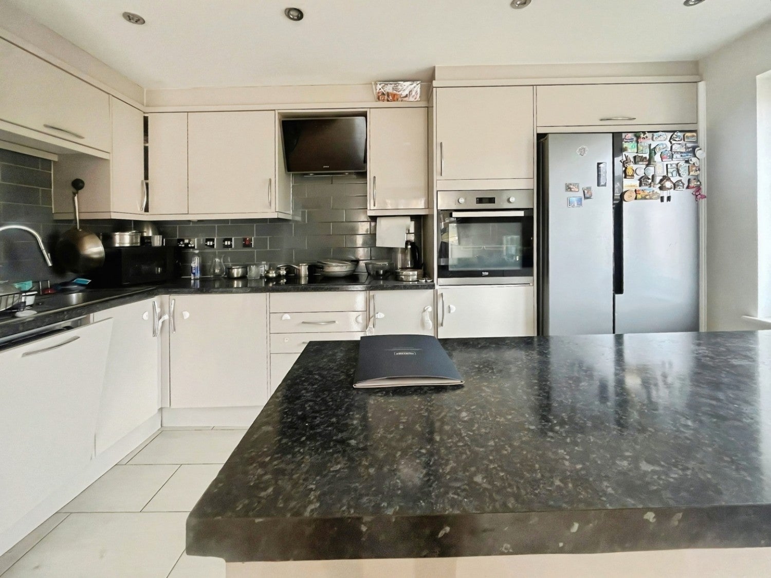 Flat Blackburn Way in Greater London