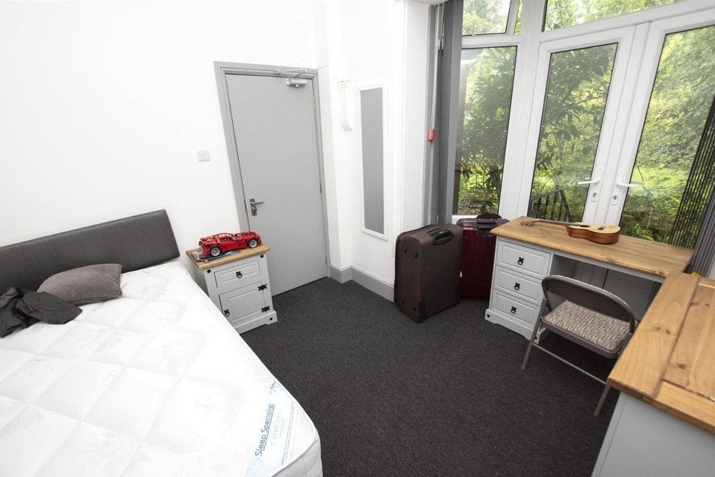 Room Oakfield Road in Birmingham