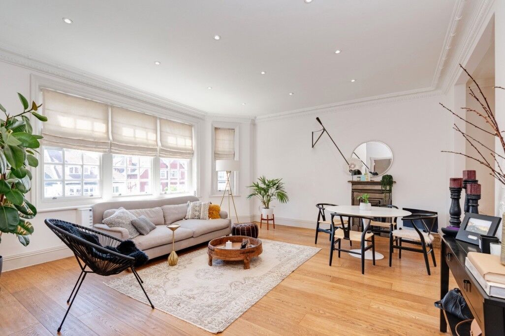 Flat Bracknell Gardens in Greater London