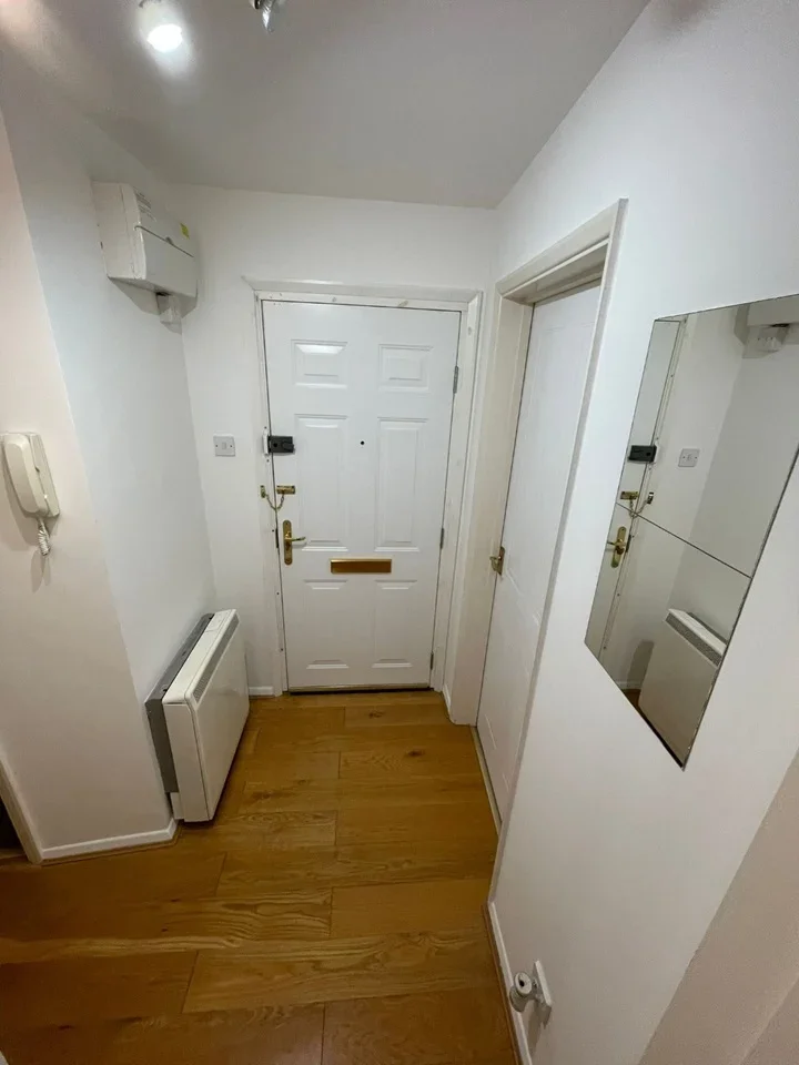 Flat Edison Drive in Greater London