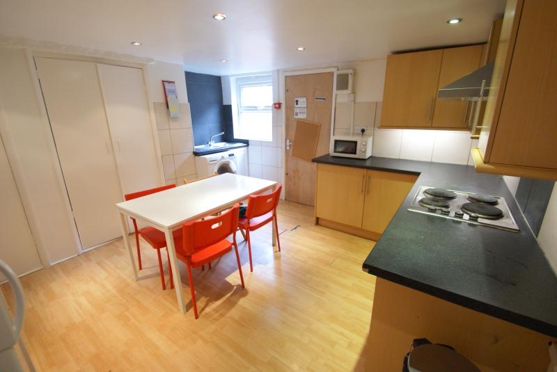 Flat Burchett Place in Leeds