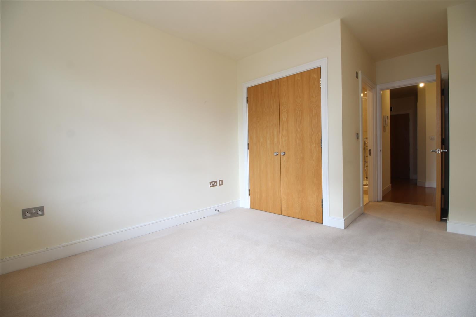 Flat Goldsworth Road in Woking