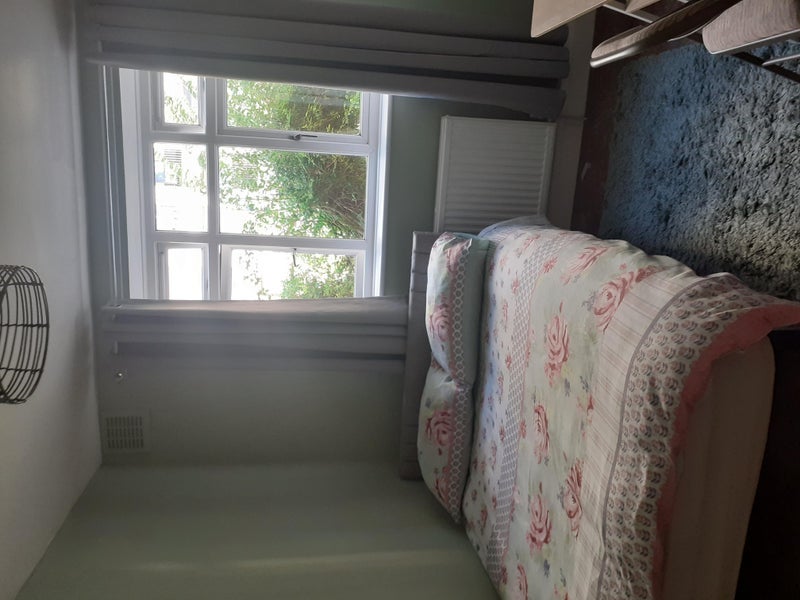 Room Emanuel Avenue in Greater London
