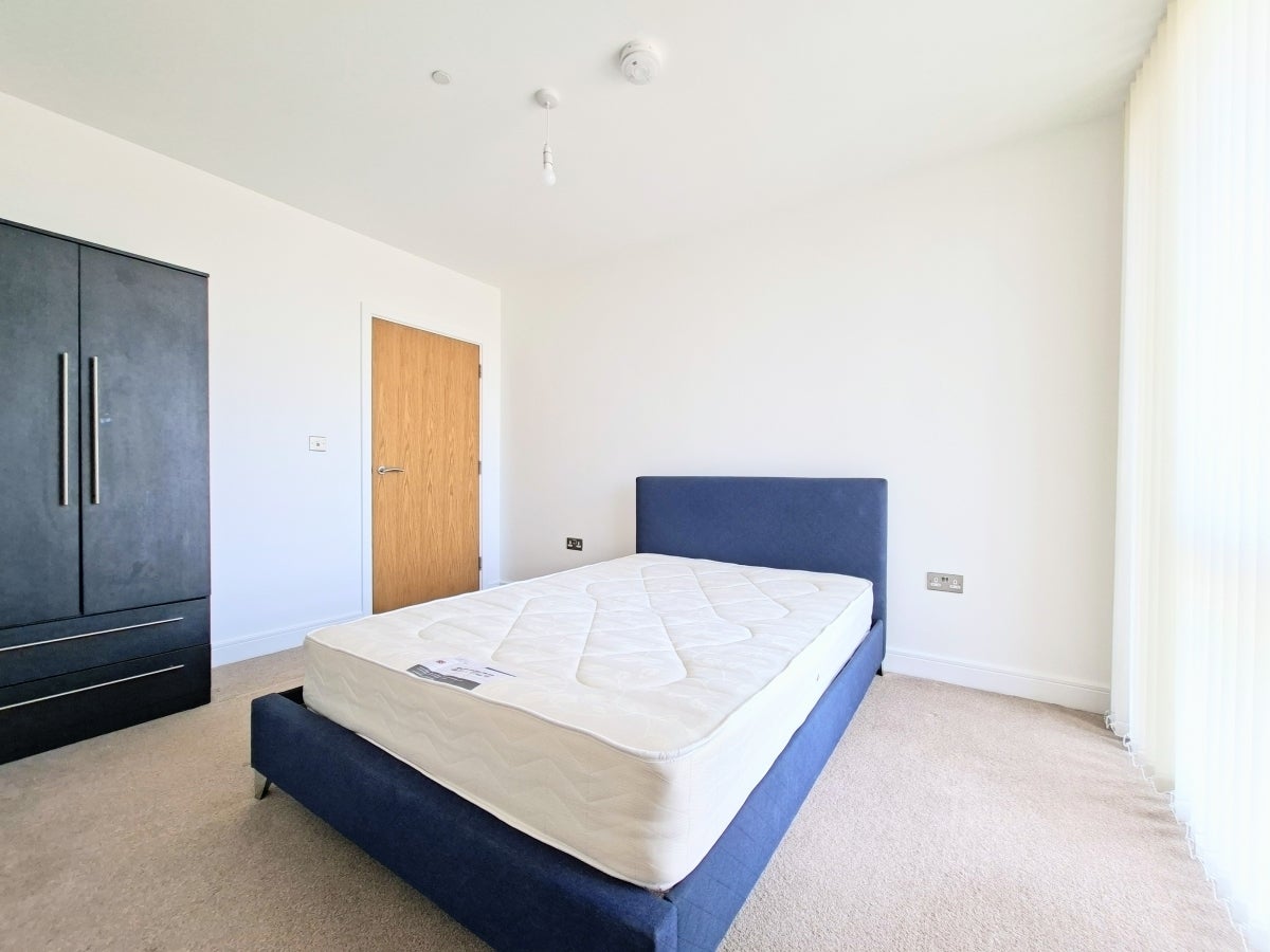 Flat Creative Road in Greater London