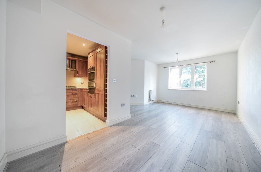 Flat Pampisford Road in Greater London