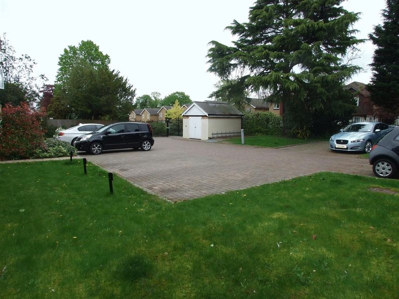 Flat Pampisford Road in Greater London