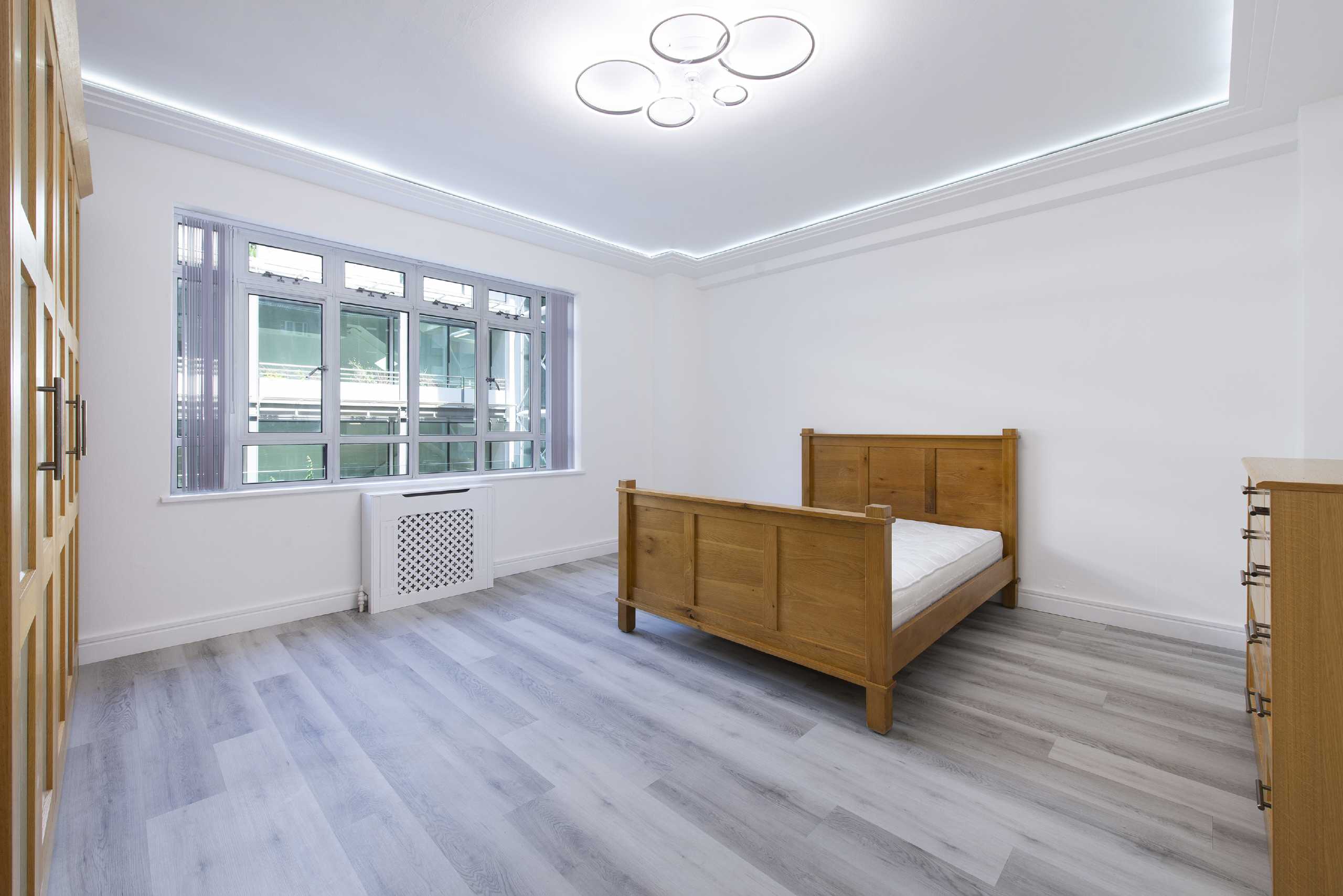 Flat Queen's Yard in Greater London