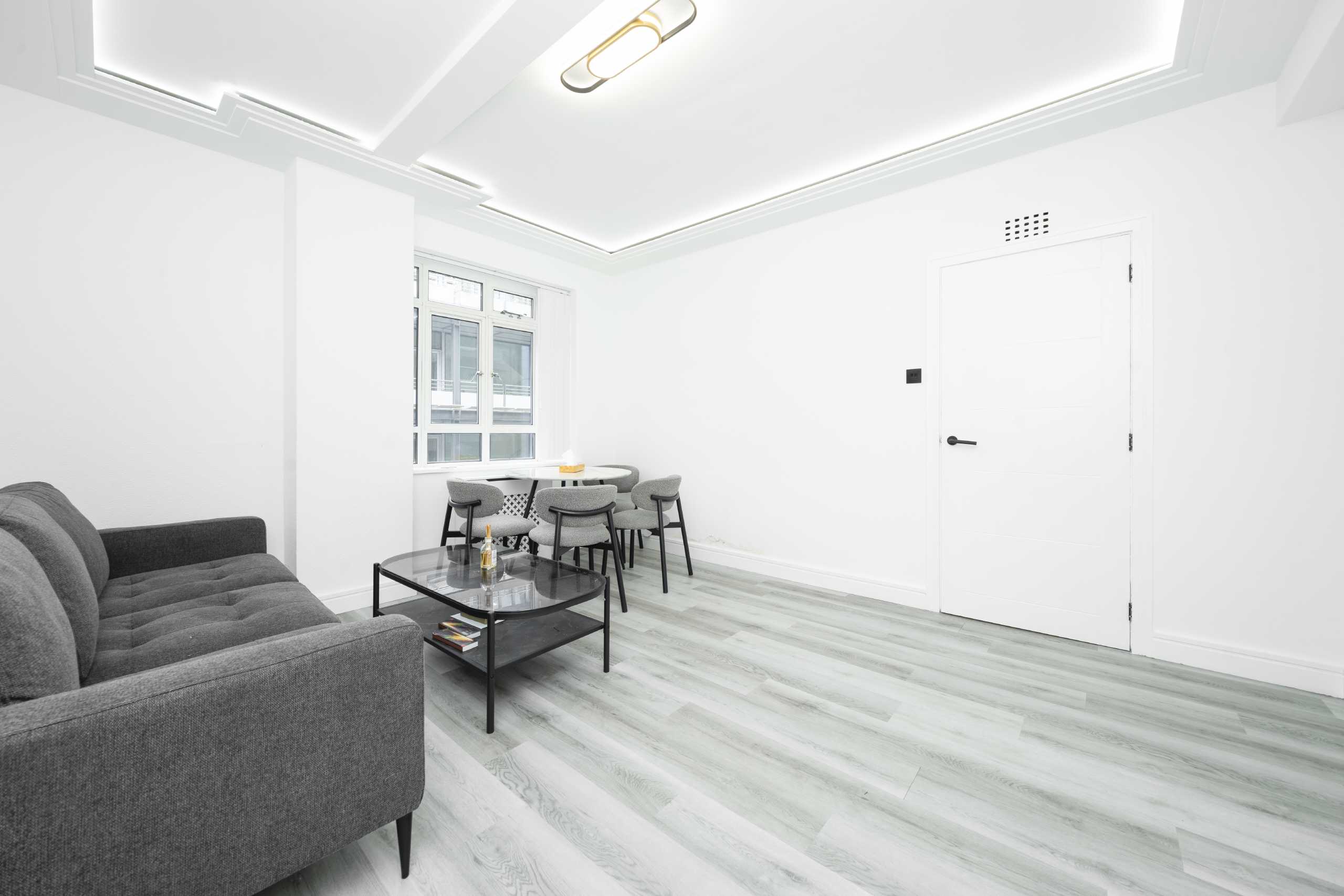Flat Queen's Yard in Greater London