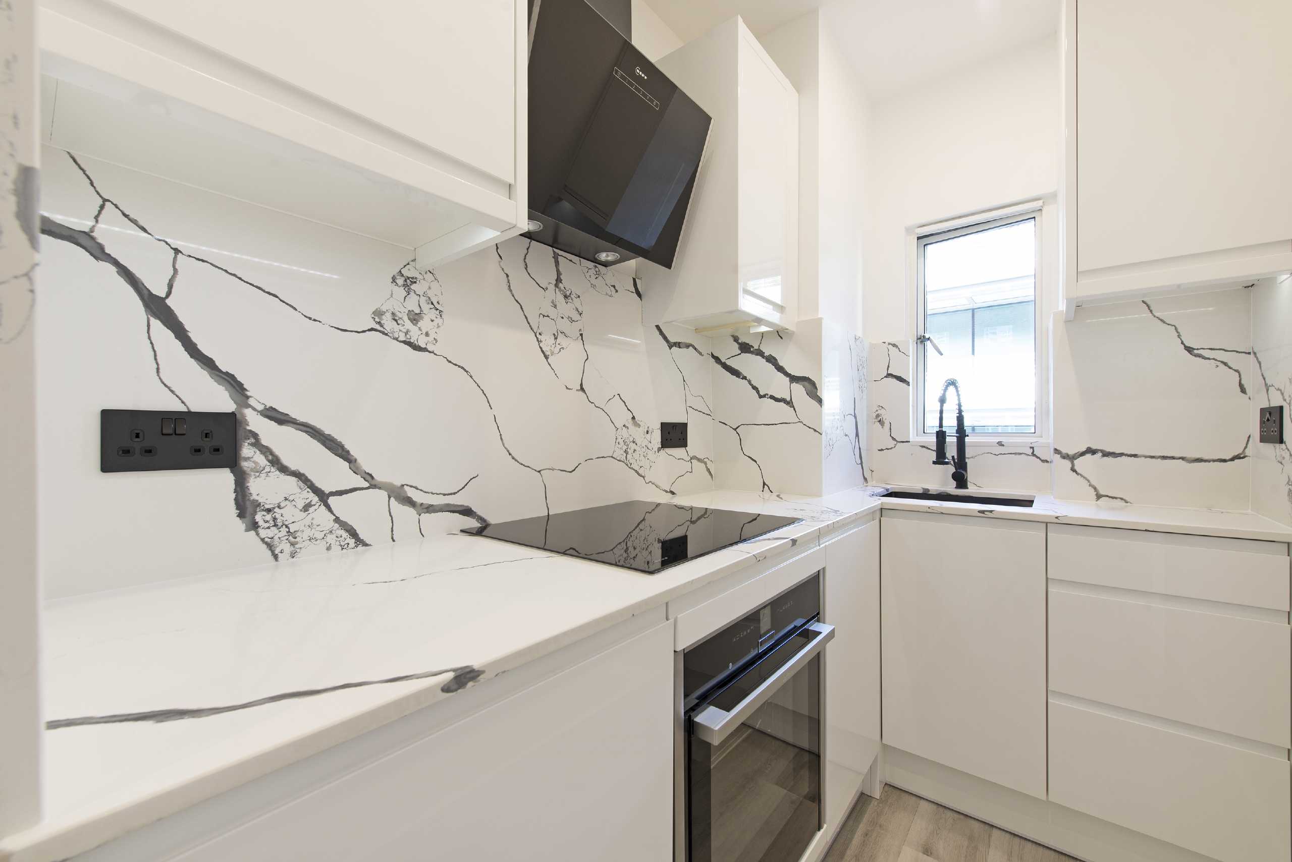 Flat Queen's Yard in Greater London