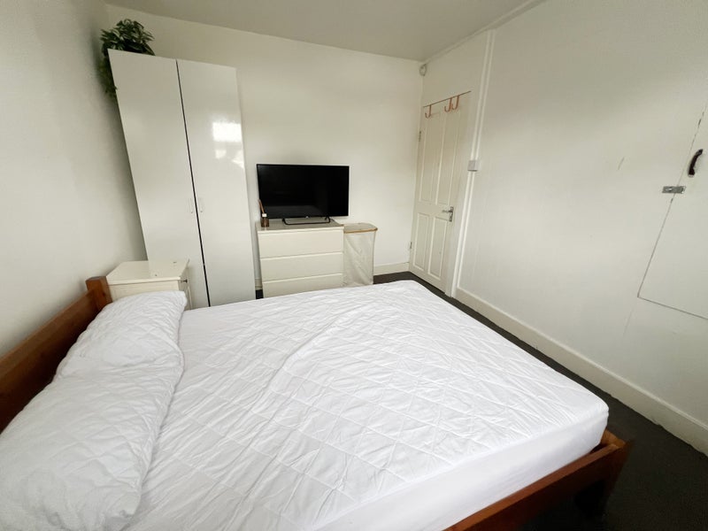 Room Worcester Road in Greater London