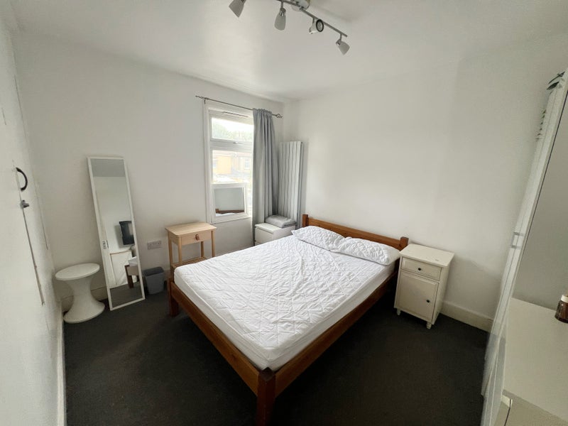 Room Worcester Road in Greater London