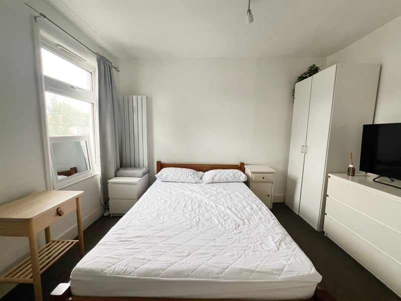 Room Worcester Road in Greater London