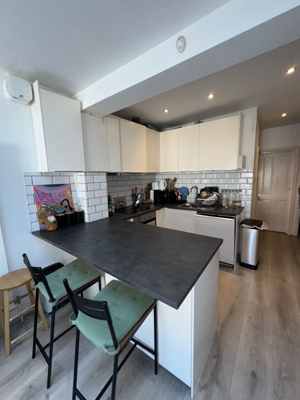 Room Worcester Road in Greater London