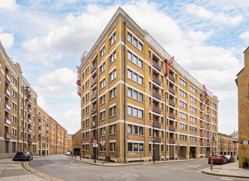 Flat Wapping Lane in Greater London