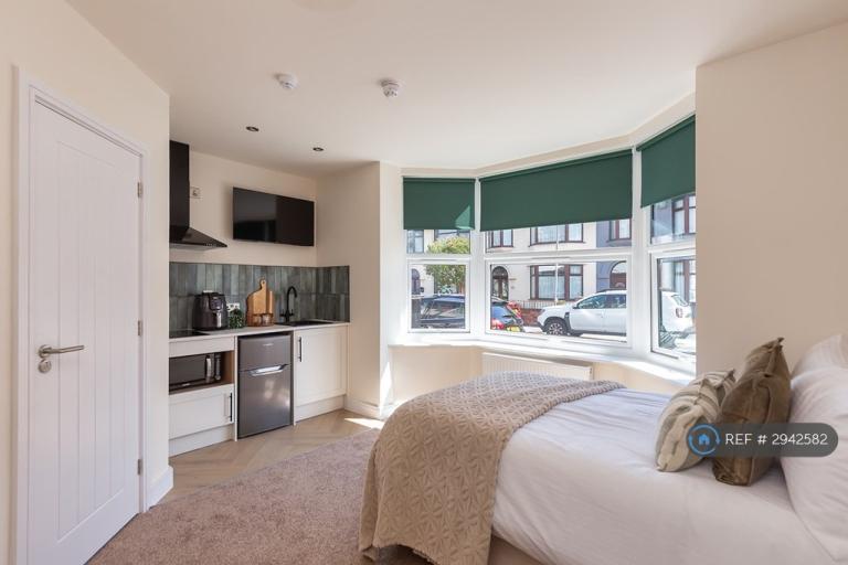 Room Willowdale Road in Liverpool
