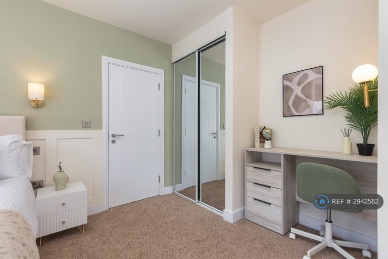 Room Willowdale Road in Liverpool