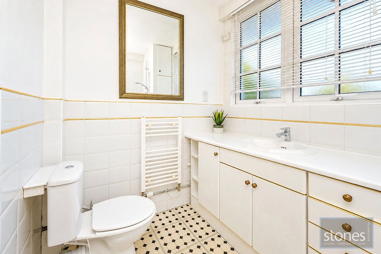 Flat Adelaide Road in Greater London