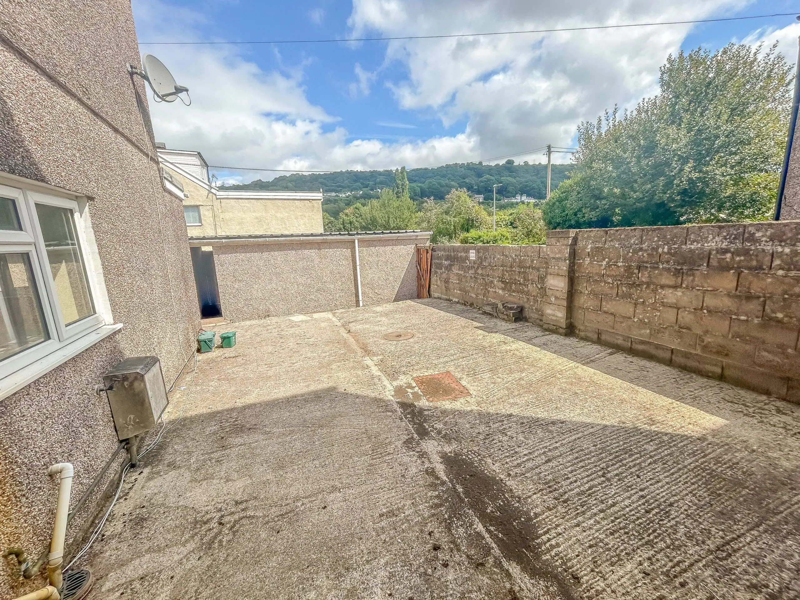 Flat Broadway in Pontypridd