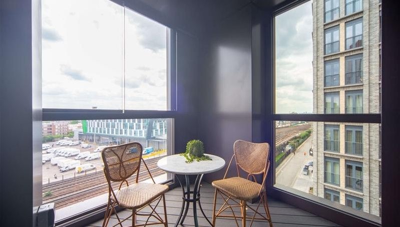 Flat Ponton Road in Greater London