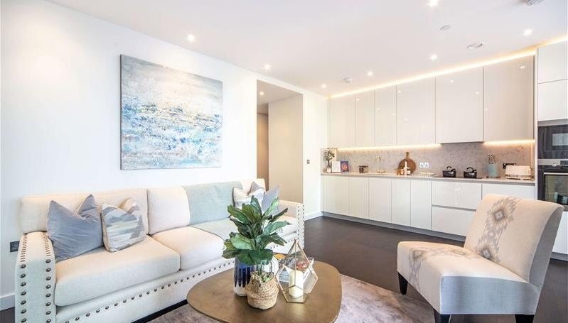 Flat Ponton Road in Greater London