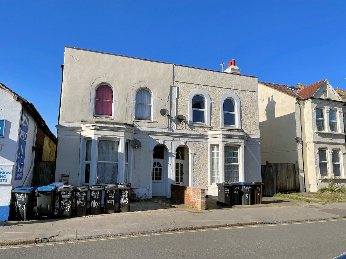 Flat Kidderminster Road in Greater London