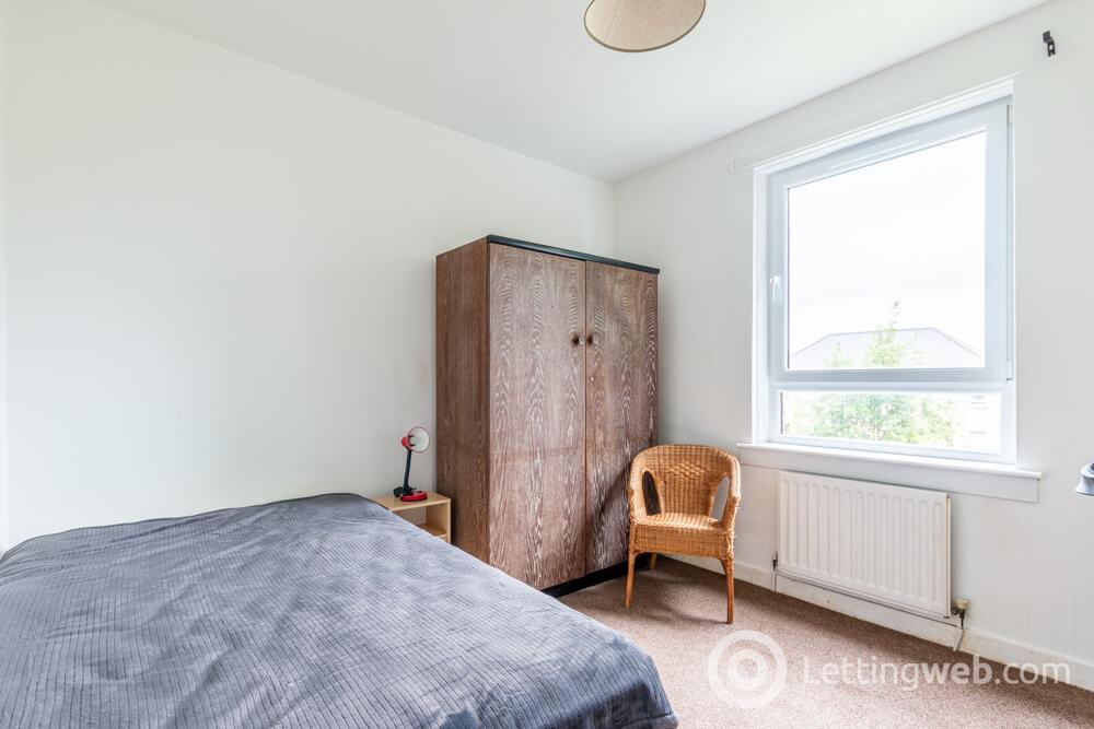 Flat Loganlea Road in Edinburgh