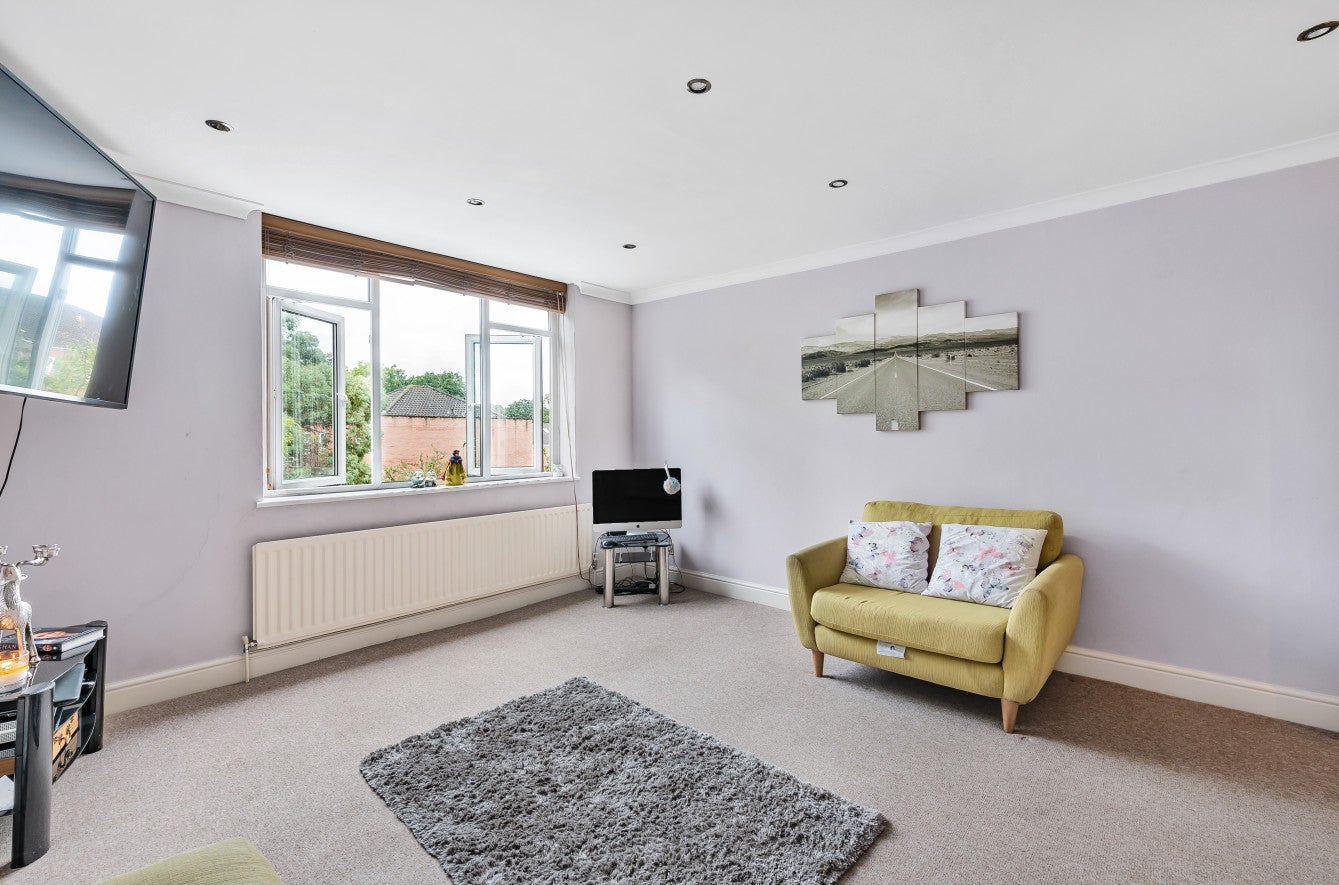 Flat Holden Road in Greater London