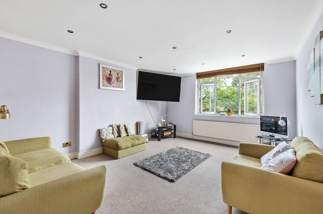 Flat Holden Road in Greater London