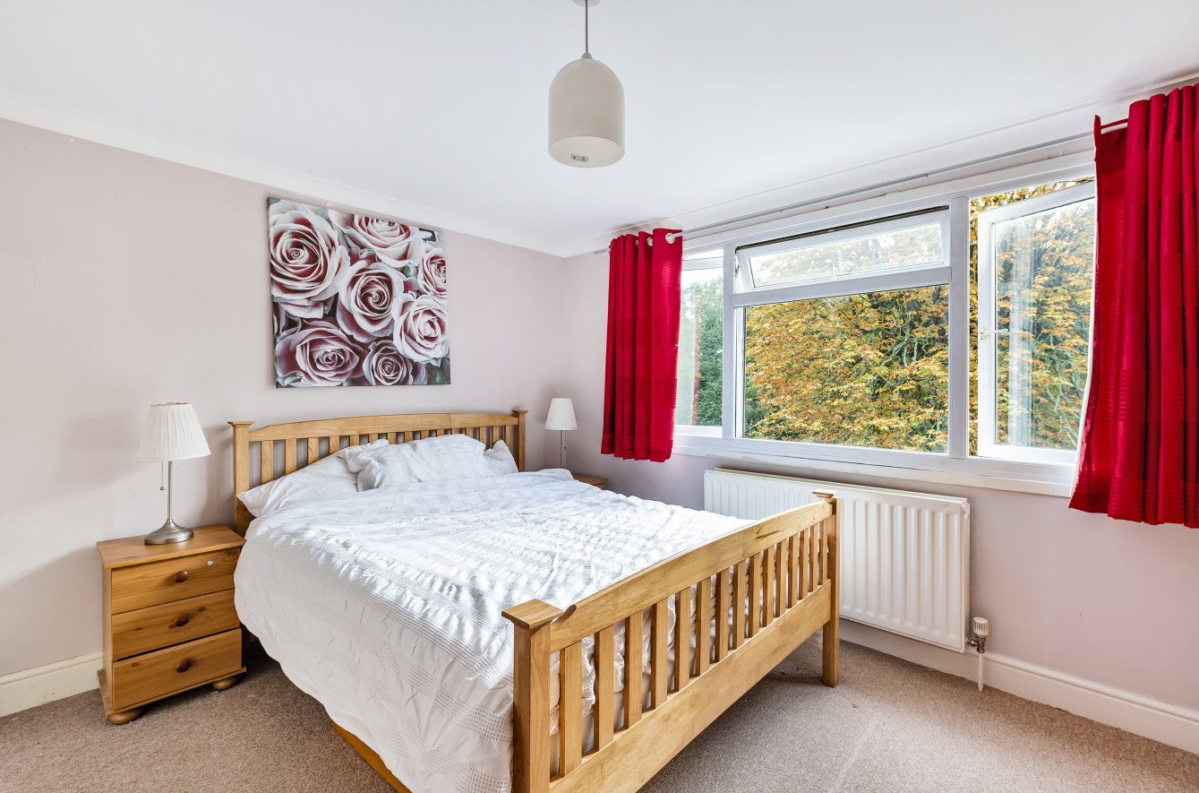 Flat Holden Road in Greater London