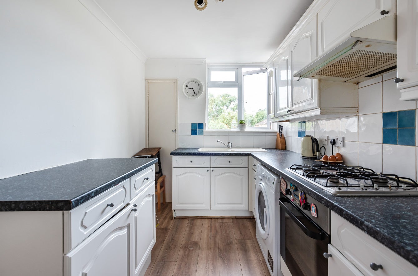Flat Holden Road in Greater London