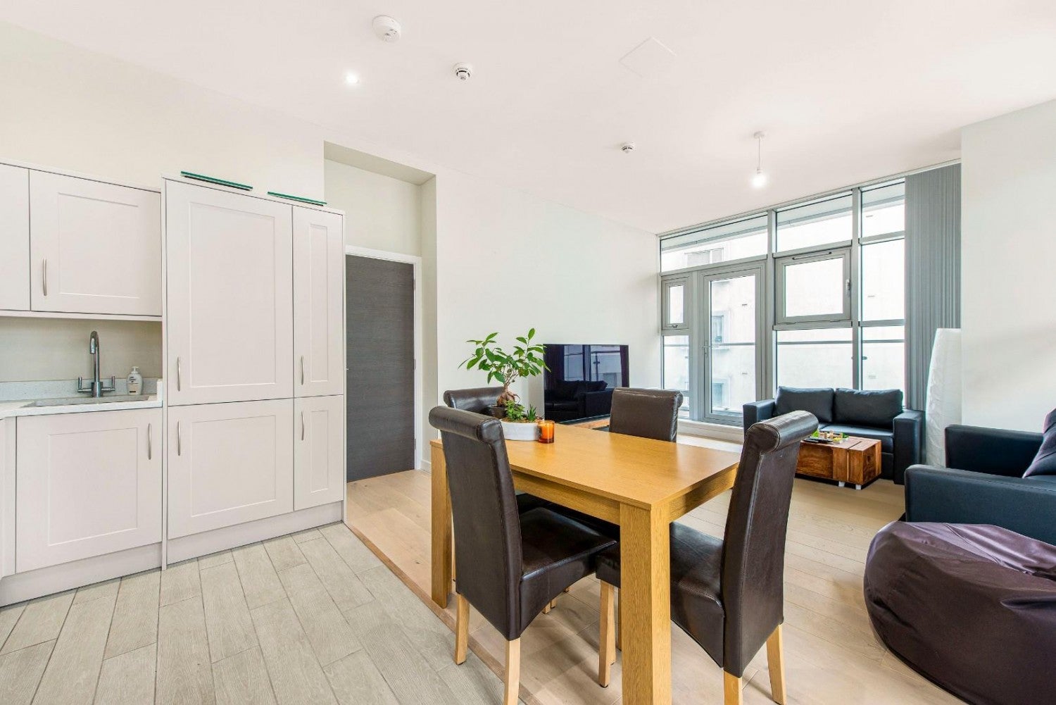 Flat Commercial Road in Greater London