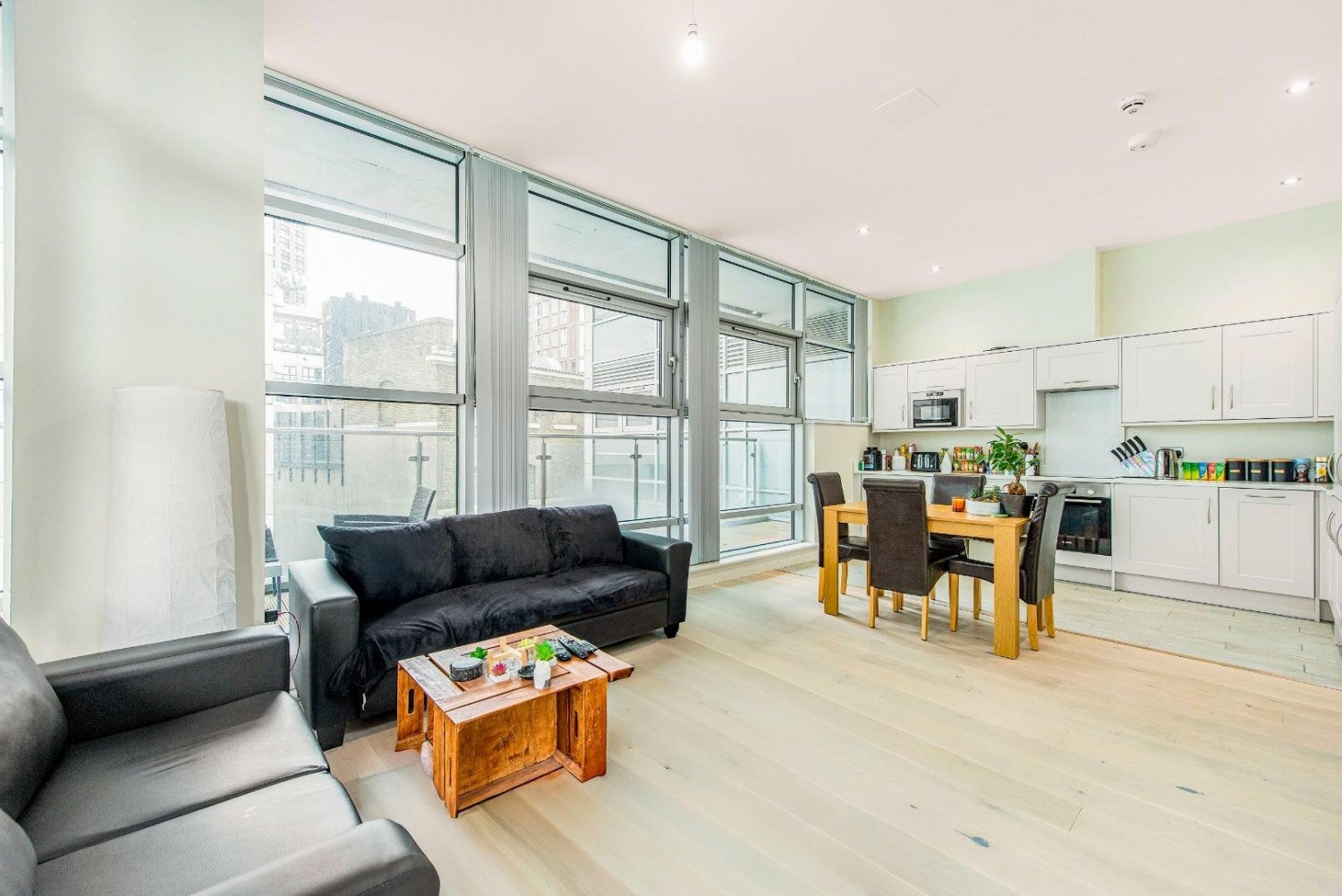 Flat Commercial Road in Greater London