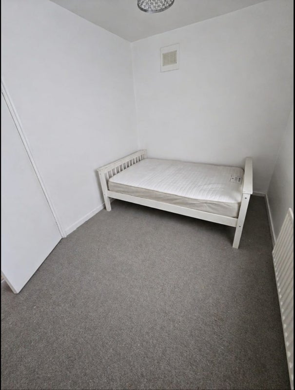 Room Pinchin Street in Greater London