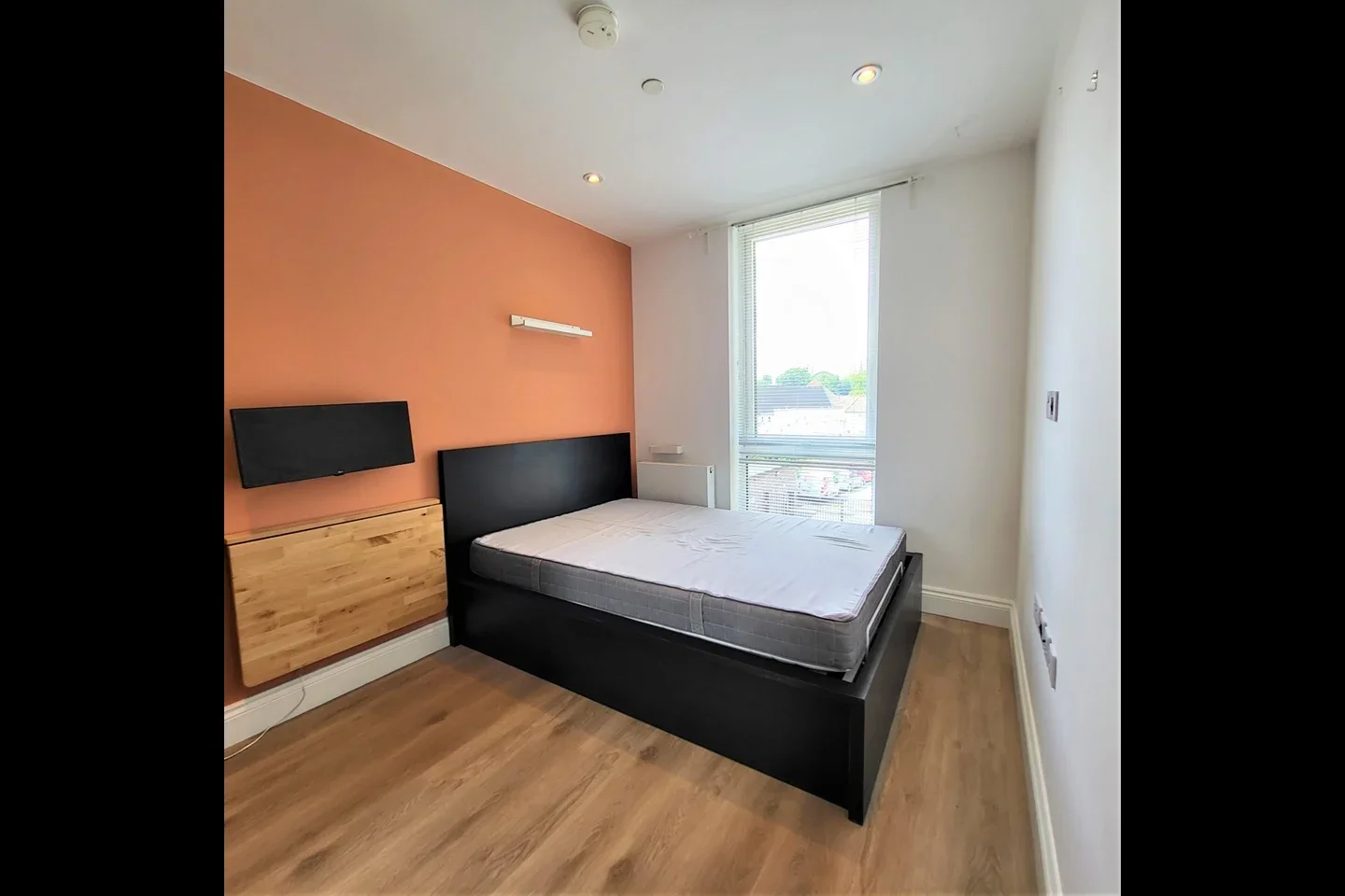 Flat Keens Road in Greater London