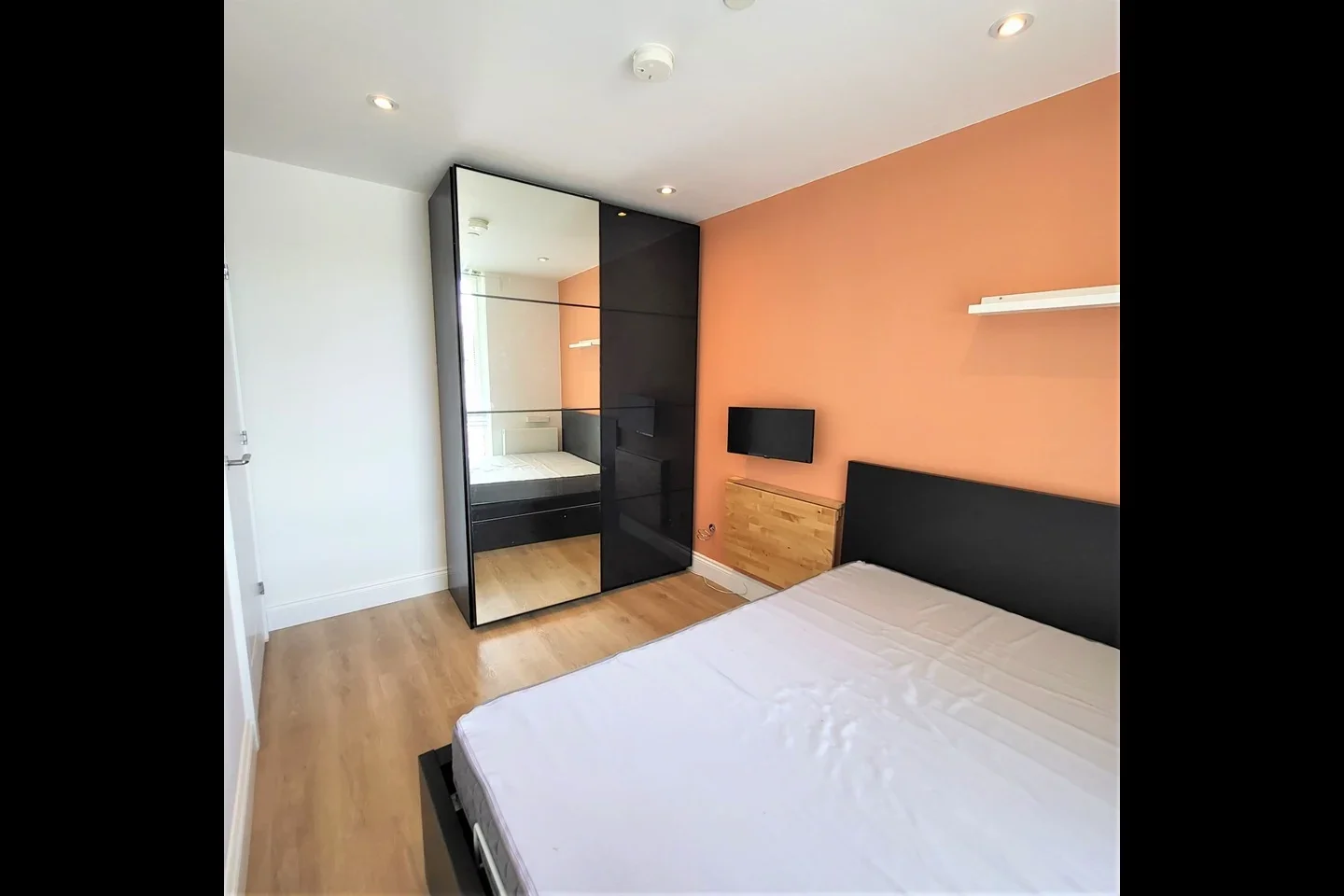 Flat Keens Road in Greater London