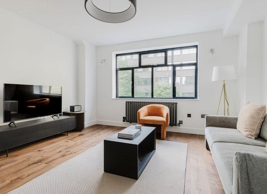 Flat Henriques Street in Greater London