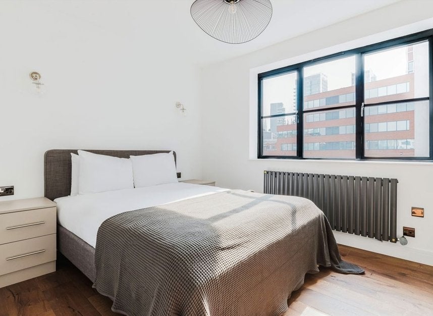 Flat Henriques Street in Greater London