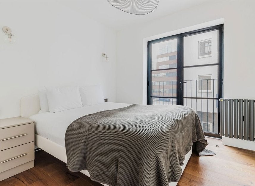 Flat Henriques Street in Greater London