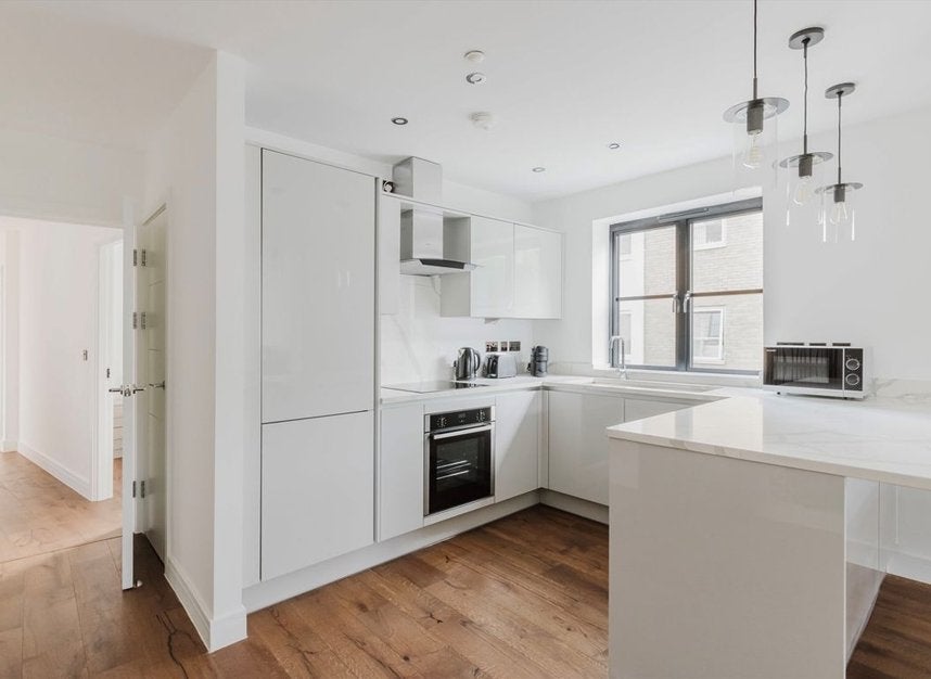 Flat Henriques Street in Greater London