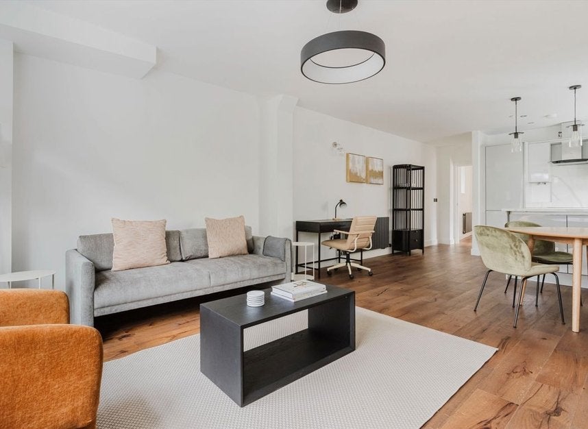 Flat Henriques Street in Greater London