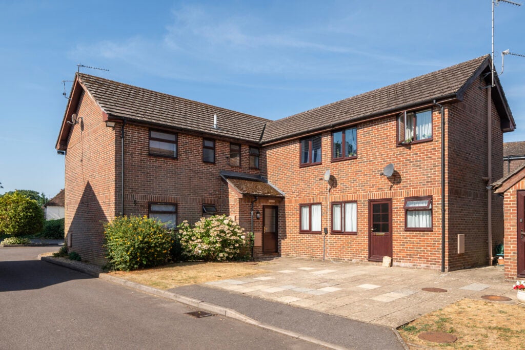 Flat Harris Court in East Hampshire
