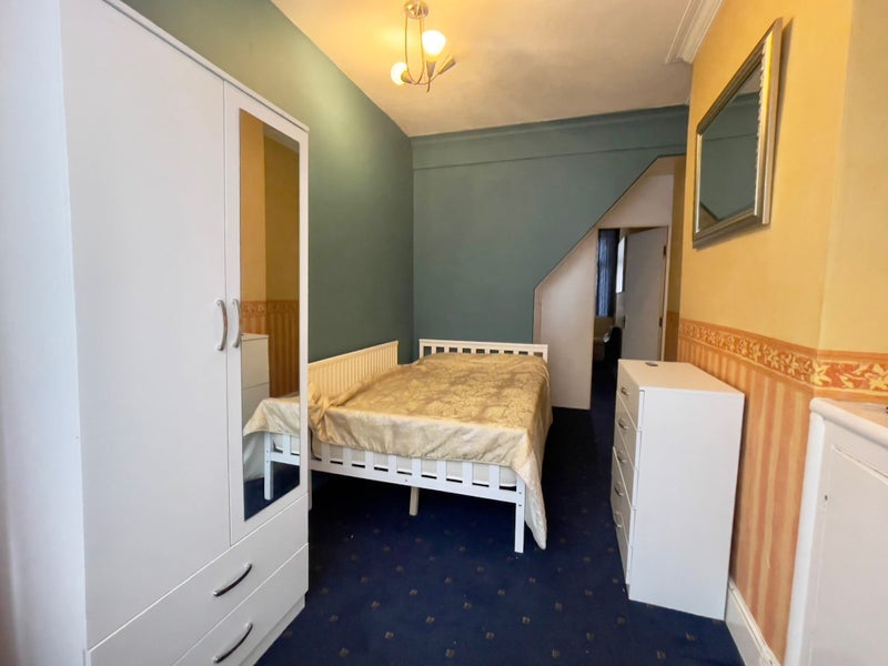Room Central Road in Leicester