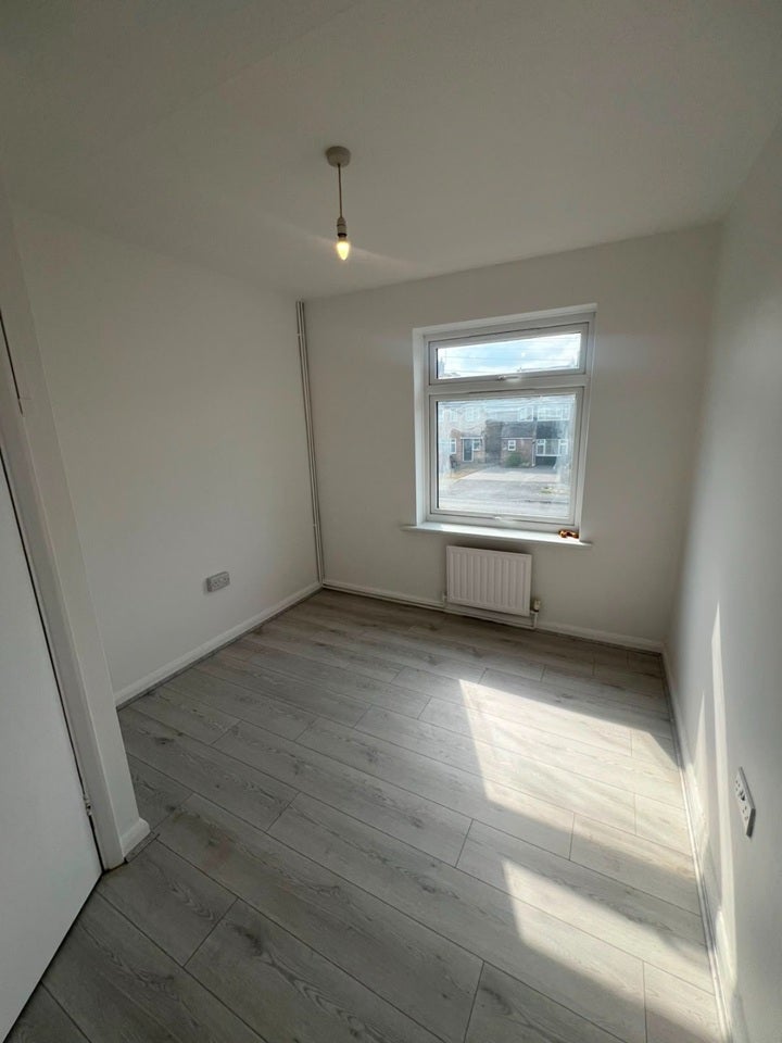 Flat Doddinghurst Road in Brentwood