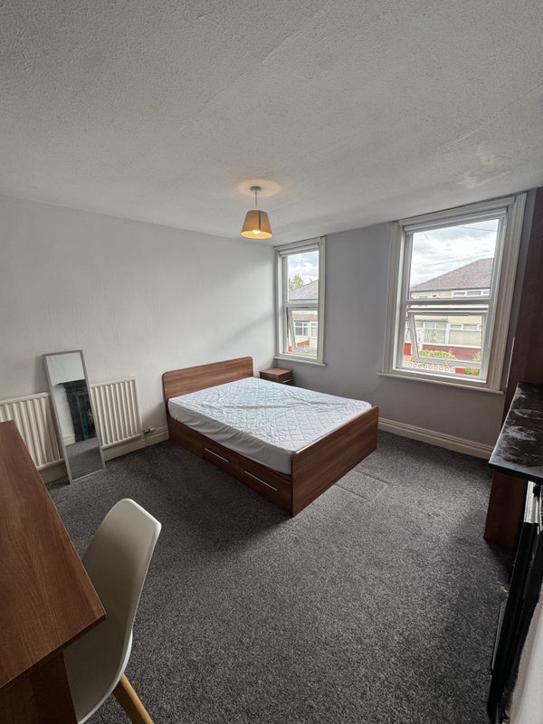 Room Back Newport Gardens in Leeds