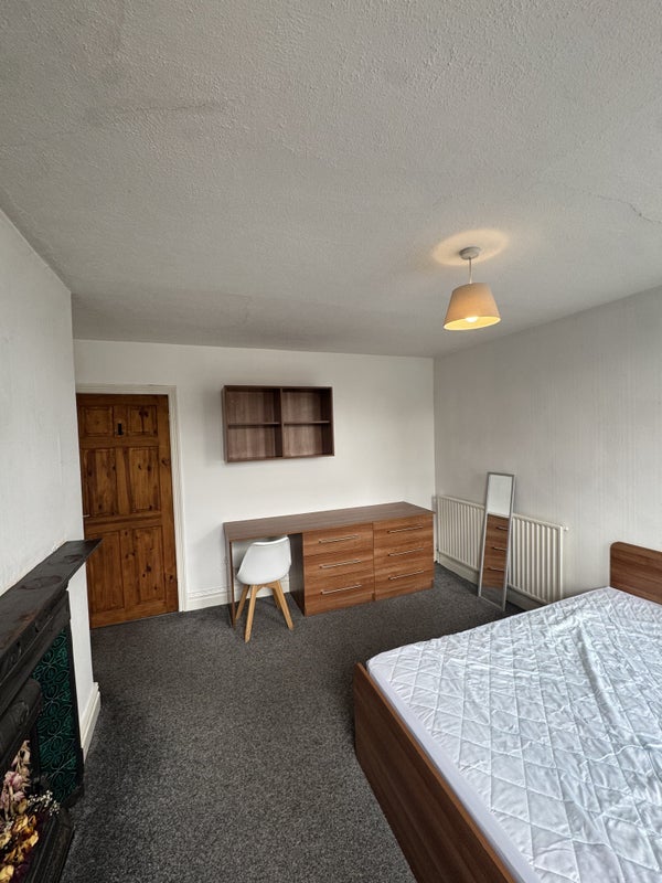 Room Back Newport Gardens in Leeds