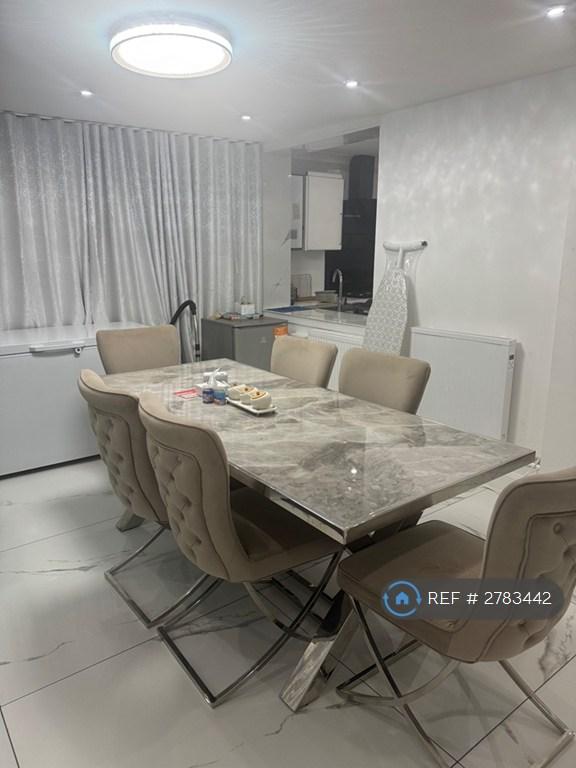 Room Swale Close in Kenningtons