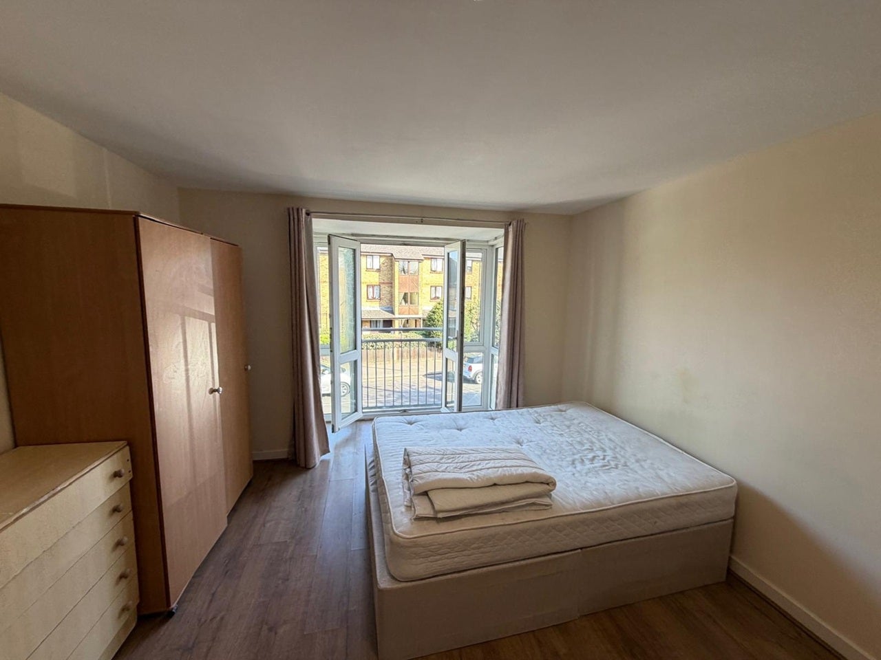 Flat Alice Way in Greater London