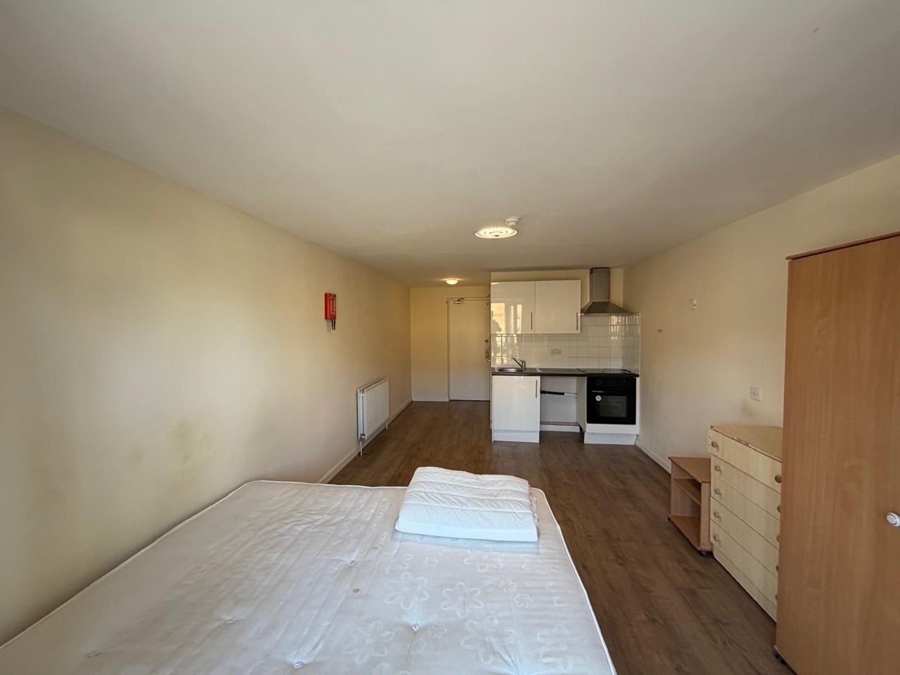 Flat Alice Way in Greater London