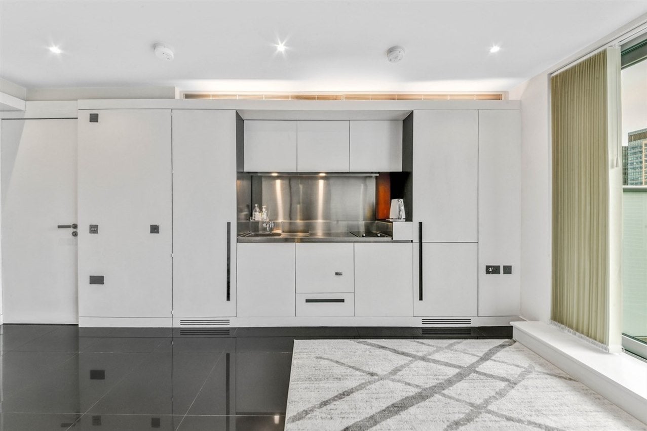 Flat Pan Peninsula Square in Greater London