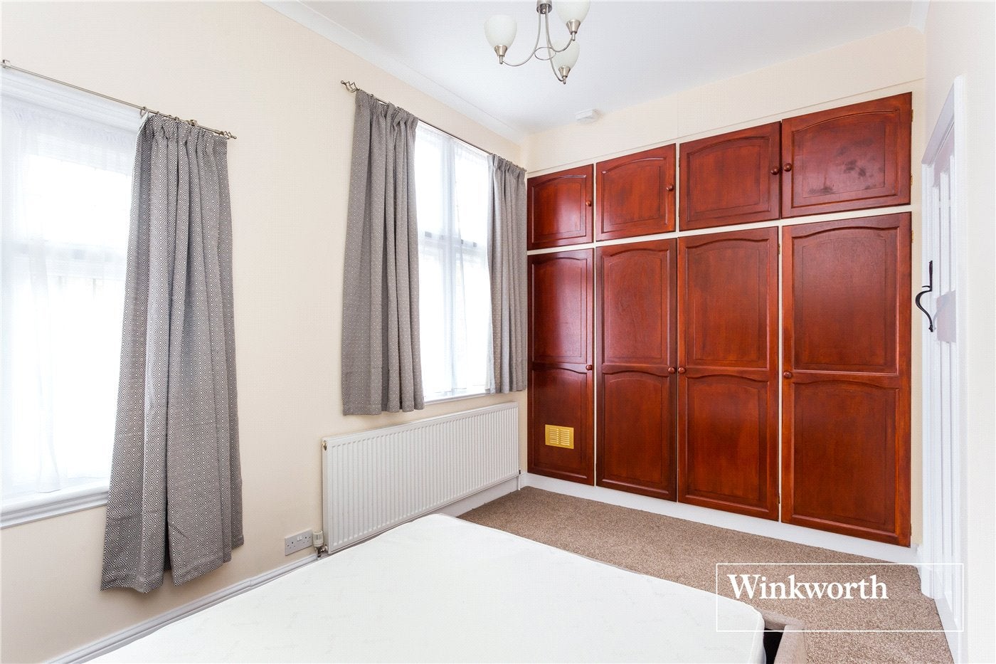 Flat Hendon Lane in Greater London
